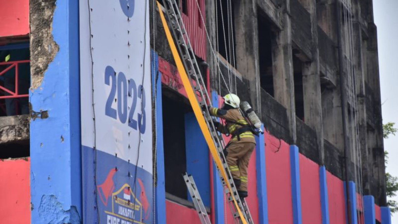 Petugas Dinas Penanggulangan Kebakaran dan Penyelamatan (Gulkarmat) DKI Jakarta mengikuti "Jakarta Fire Fighter Challenge 2023" di Pusdiklat Dinas Gulkarmat DKI Jakarta, Kelurahan Ciracas, Kecamatan Ciracas, Jakarta Timur, Senin (7/8/2023). ANTARA/HO-Kominfotik Jakarta Timur