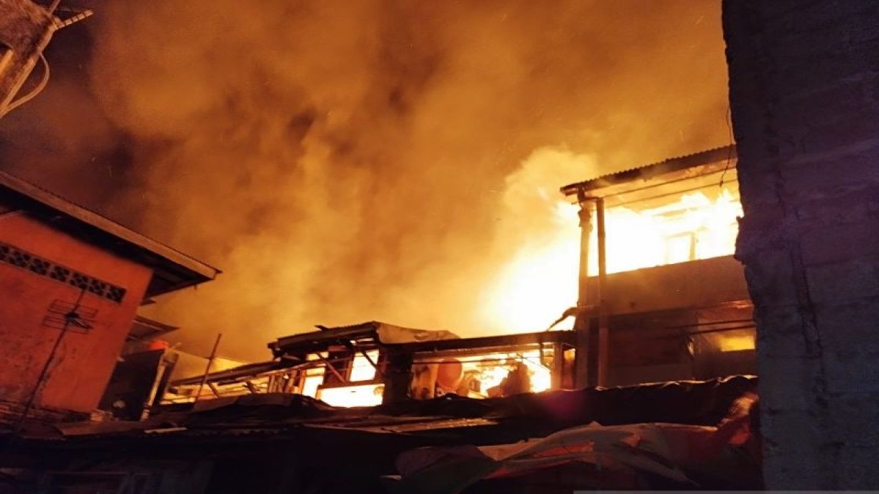 Kebakaran menghanguskan ratusan rumah di Jalan Gang Kober, Petojo Selatan, Kecamatan Gambir pada Rabu (23/8/2023) malam. ANTARA/Dokumentasi Pribadi