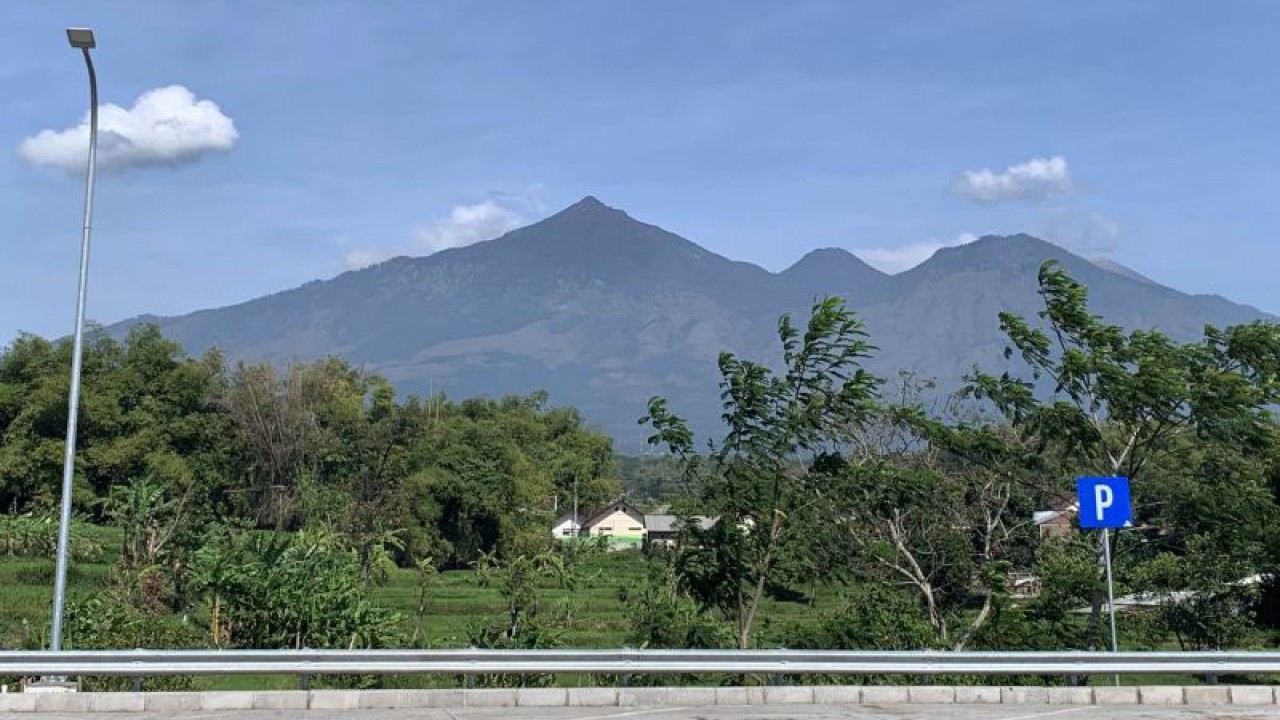 Foto arsip. Gunung Arjuno Welirang dilihat dari wilayah Kabupaten Pasuruan, Jawa Timur. ANTARA/Vicki Febrianto.