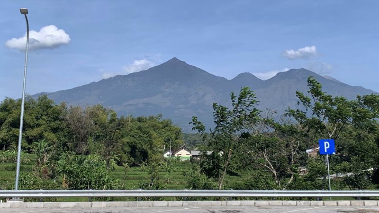 Foto arsip. Gunung Arjuno Welirang dilihat dari wilayah Kabupaten Pasuruan, Jawa Timur. (ANTARA/Vicki Febrianto)