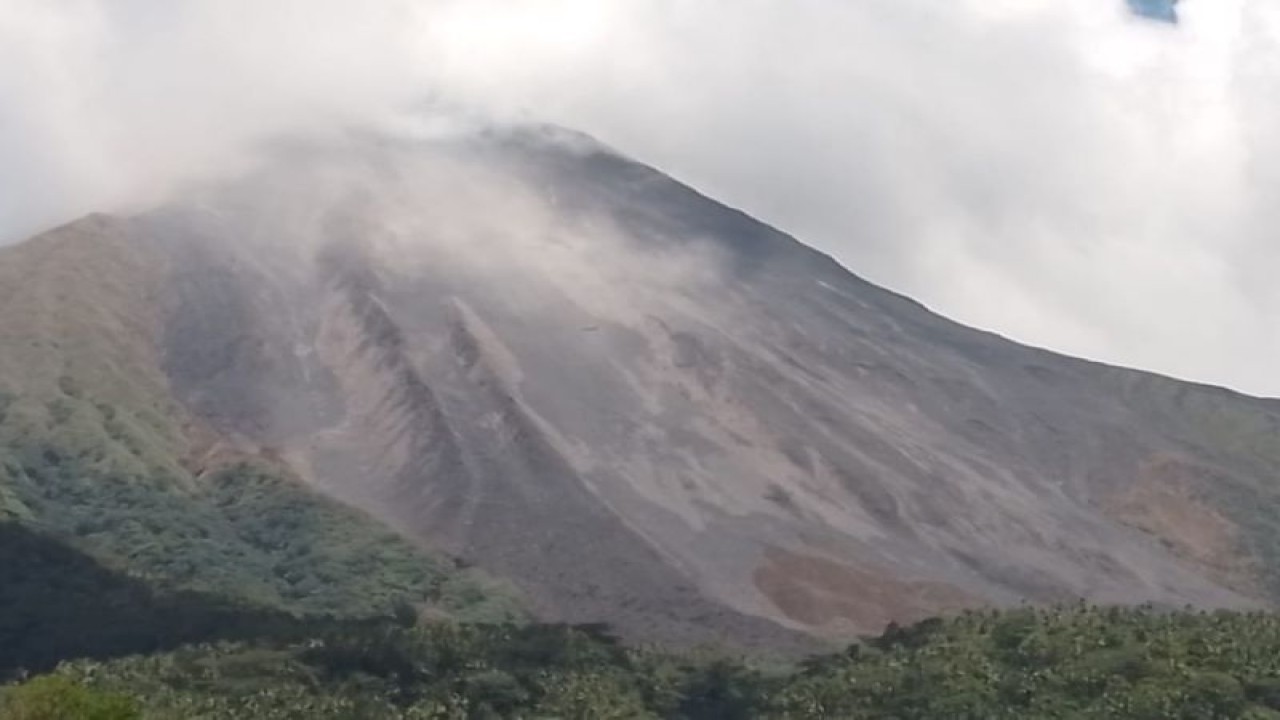 Gunung Karangetang di Pulau Siau, Kabupaten Kepulauan Siau Tagulandang Biaro (Sitaro), Provinsi Sulawesi Utara. (ANTARA/HO-Pos PGA Karangetang)