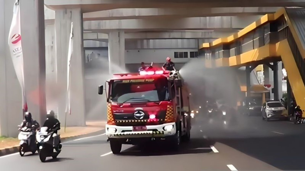 Ilustrasi - Mobil dari Sudin Penanggulangan Kebakaran dan Penyelamatan (Gulkarmat) Jakarta Timur tengah melakukan penyemprotan air di Jalan MT Haryono, Cawang, Jakarta Timur, Jumat (25/8/2023). Penyemprotan jalan itu dalam rangka mengendalikan polusi udara di Jakarta. (ANTARA/Syaiful Hakim)