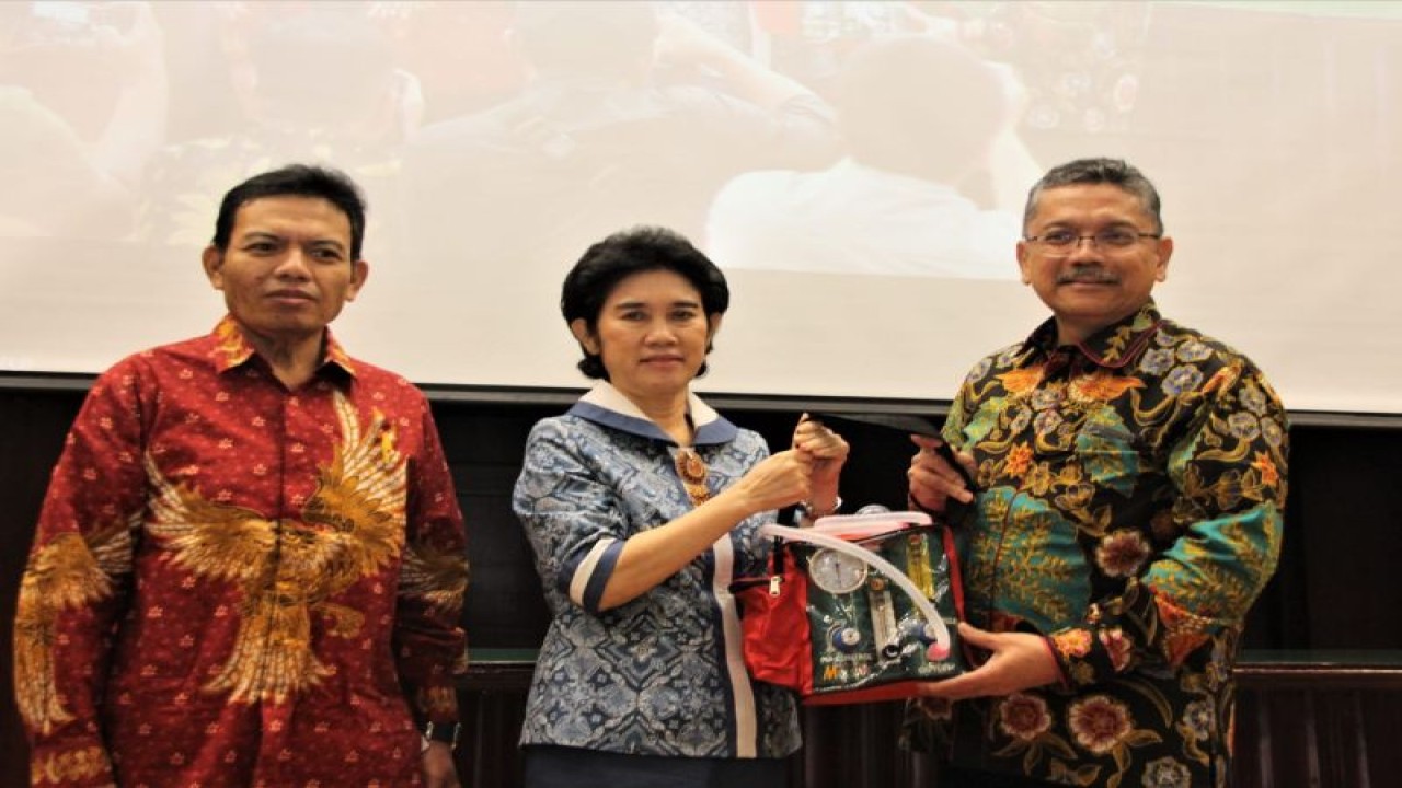 Guru Besar Ilmu Kesehatan Anak Fakultas Kedokteran Universitas Indonesia (FKUI) - Prof. Dr. dr. Rinawati Rohsiswatmo, Sp.A (K) (tengah) dan Dekan FKUI Prof. Ary Fahrial Syam (kanan) (ANTARA/HO- dok FKUI)