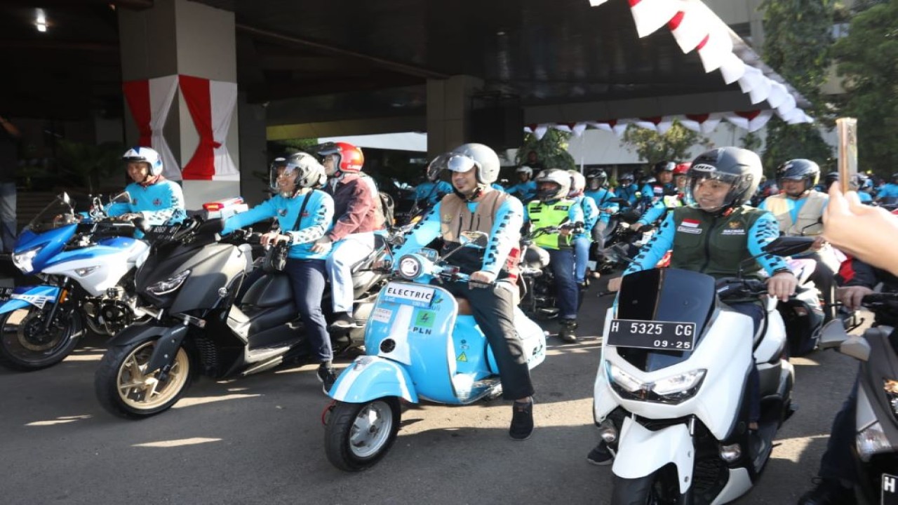 Gubernur Jawa Tengah (Jateng) Ganjar Pranowo mengapresiasi Wakil Gubernur Jateng Taj Yasin Maimoen (Gus Yasin), yang mengikuti 'Touring Gayeng Jateng' mengendarai vespa Listrik. (Istimewa/Humas Jateng)