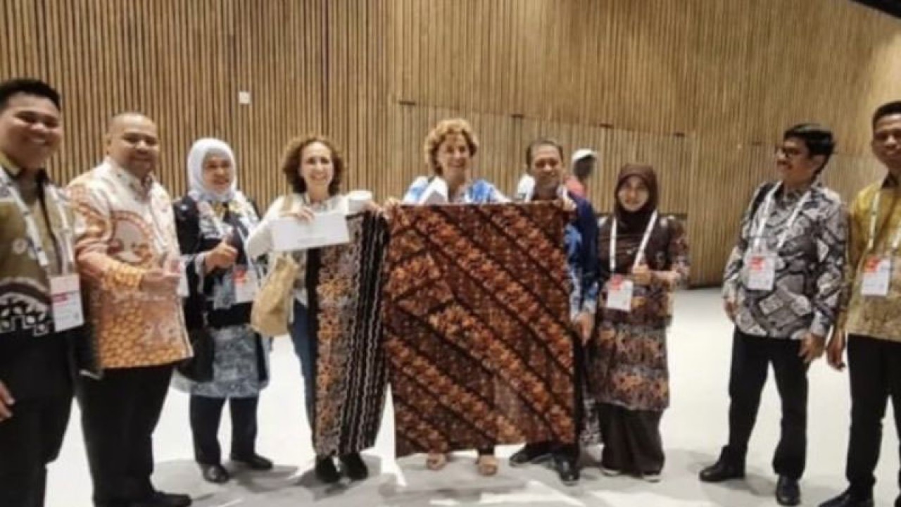 Wakil Gubernur Provinsi Kaltim Hadi Mulyadi memberikan kain dan syal batik Kaltim kepada peserta Kongres Perpustakaan dan Informasi Dunia di Rotterdam,Belanda (Biro Adpim Pemprov Kaltim)