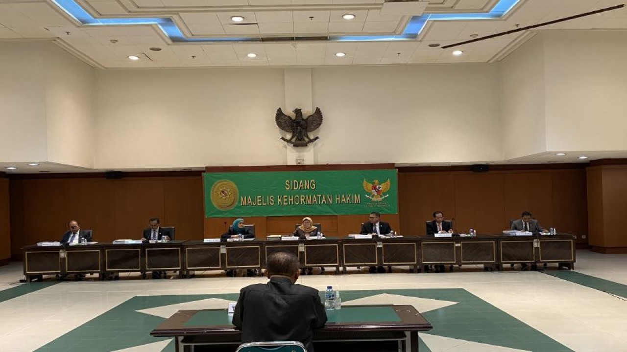 Sidang Majelis Kehormatan Hakim (MKH) dengan terlapor Hakim Pengadilan Negeri (PN) Jakarta Barat Dede Suryaman (DS) di Gedung MA, Jakarta, Rabu (9/8/2023). (ANTARA/Fath Putra Mulya)
