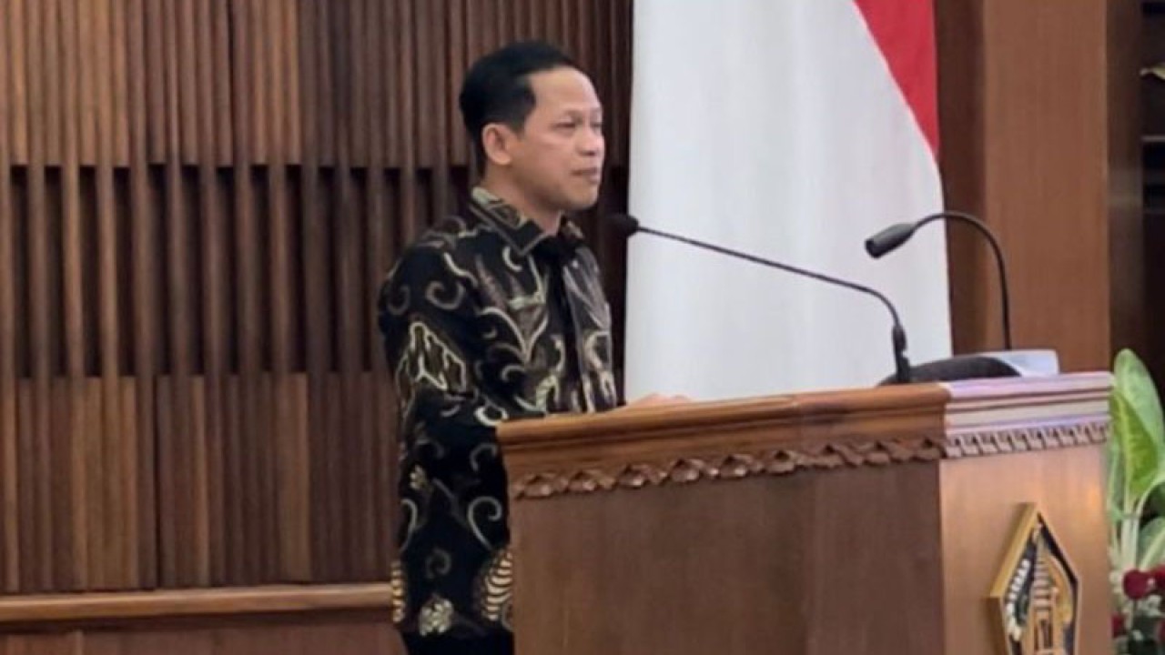 Direktur Jenderal Planologi Kehutanan dan Tata Lingkungan (PKTL) Kementerian LHK Hanif Faisol Nurofiq dalam sosialisasi Indonesia’s FOLU Net Sink 2030 di Denpasar, Bali, Selasa (8/8/2023). ANTARA/Ni Putu Putri Muliantari