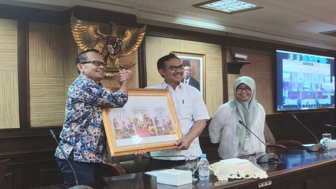 Kepala BKKBN Hasto Wardoyo (tengah) bersama Ketua Umum AIPGI Hardinsyah (kiri) pada peluncuran buku Menu Bergizi Dashat Nusantara di kantor BKKBN, Jakarta Timur, Senin (7/8/2023). (FOTO ANTARA/Lintang Budiyanti Prameswari)