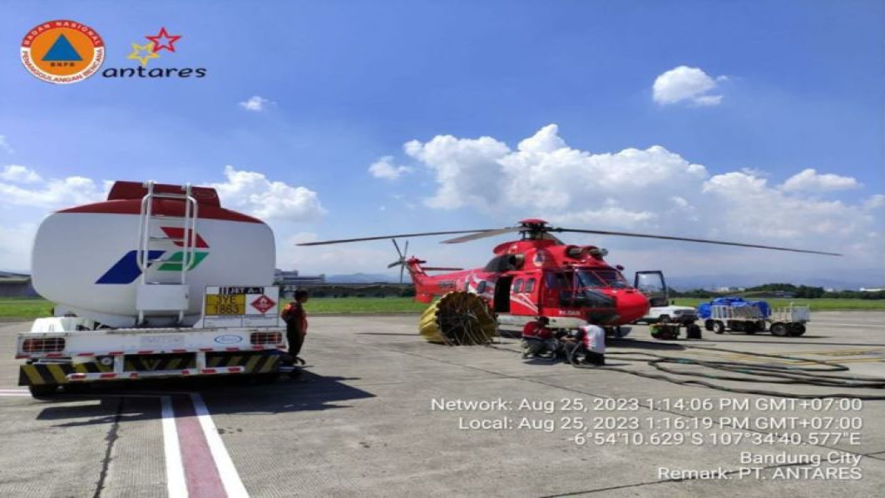 Pengoperasian heli water bombing untuk pemadaman api di di Tempat Pengolahan Sampah Terpadu (TPST) Sari Mukti, Kabupaten Bandung Barat, Jawa Barat, Jumat (25/8/2023). (Antara/HO-BNPB)