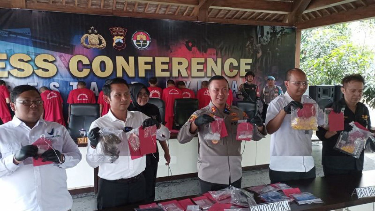 Wakapolresta Banyumas AKBP Hendri Yulianto (tengah) dan Kasatresnarkoba Kompol Mochammad Yogi Prawira (dua dari kiri) menunjukkan barang bukti dalam konferensi pers pengungkapan 16 kasus narkoba yang melibatkan 21 tersangka di Pendopo Polresta Banyumas, Purwokerto, Kabupaten Banyumas, Jawa Tengah, Rabu (2/8/2023) siang. ANTARA/Sumarwoto