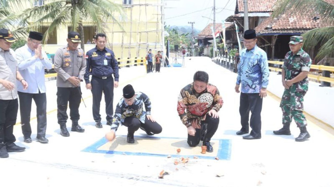Gubernur Sumatera Selatan Herman Deru meresmikan tiga jembatan di Kabupaten OKU, Senin. (ANTARA/Edo Purmana/23)