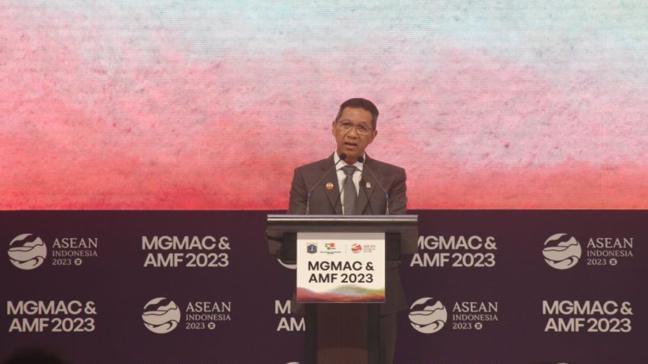 Penjabat (Pj) Gubernur DKI Jakarta Heru Budi Hartono saat memberikan sambutan pada acara Meeting of Governors and Mayors of ASEAN Capitals (MGMAC) dan ASEAN Mayors Forum 2023 di Hotel Fairmont, Jakarta Pusat, Selasa (1/8/2023). ANTARA/Siti Nurhaliza