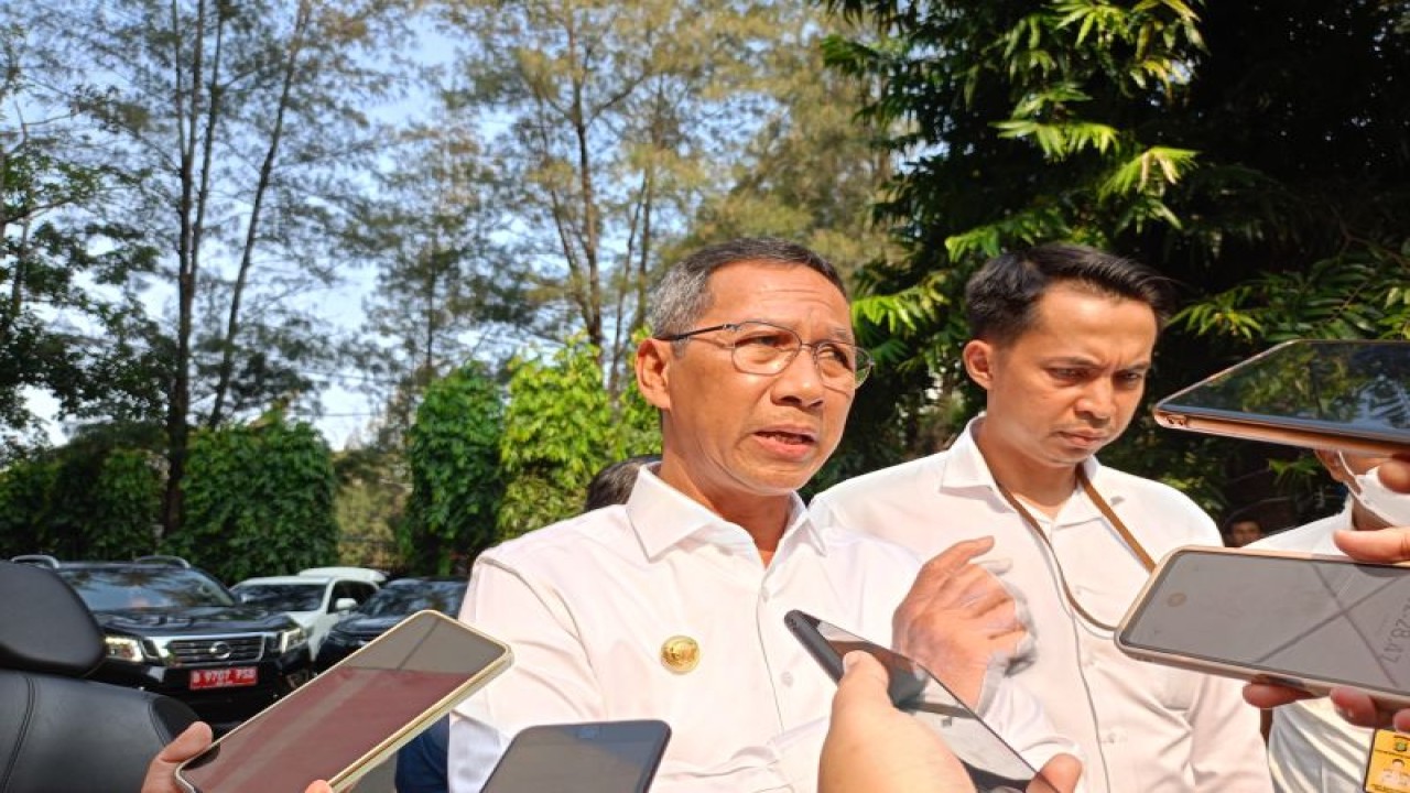 Penjabat (Pj) Gubernur DKI Jakarta Heru Budi Hartono di gedung Inspektorat Jenderal Kementerian Dalam Negeri (Kemendagri) RI, Kamis (10/8/2023). (ANTARA/Siti Nurhaliza)