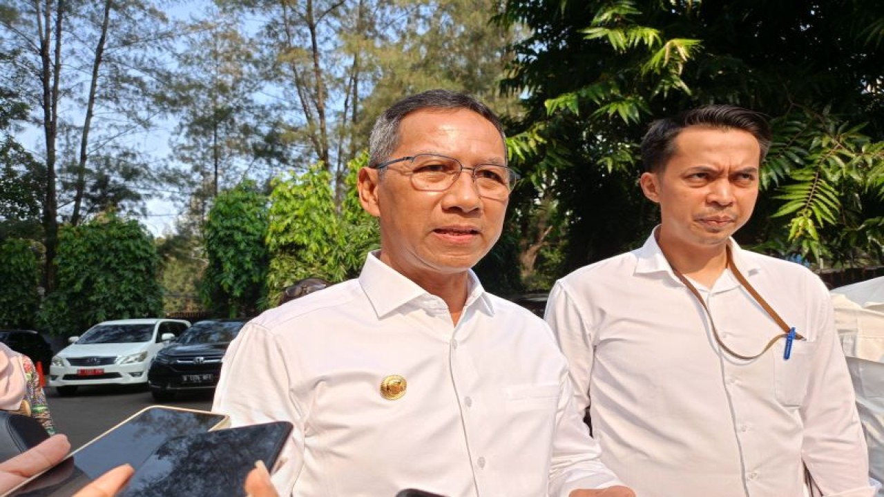 Penjabat (Pj) Gubernur DKI Jakarta Heru Budi Hartono usai evaluasi kinerja di Inspektorat Jenderal (Itjen) Kementerian Dalam Negeri (Kemendagri), Jakarta Pusat, Kamis (10/8/2023). (ANTARA/Siti Nurhaliza)