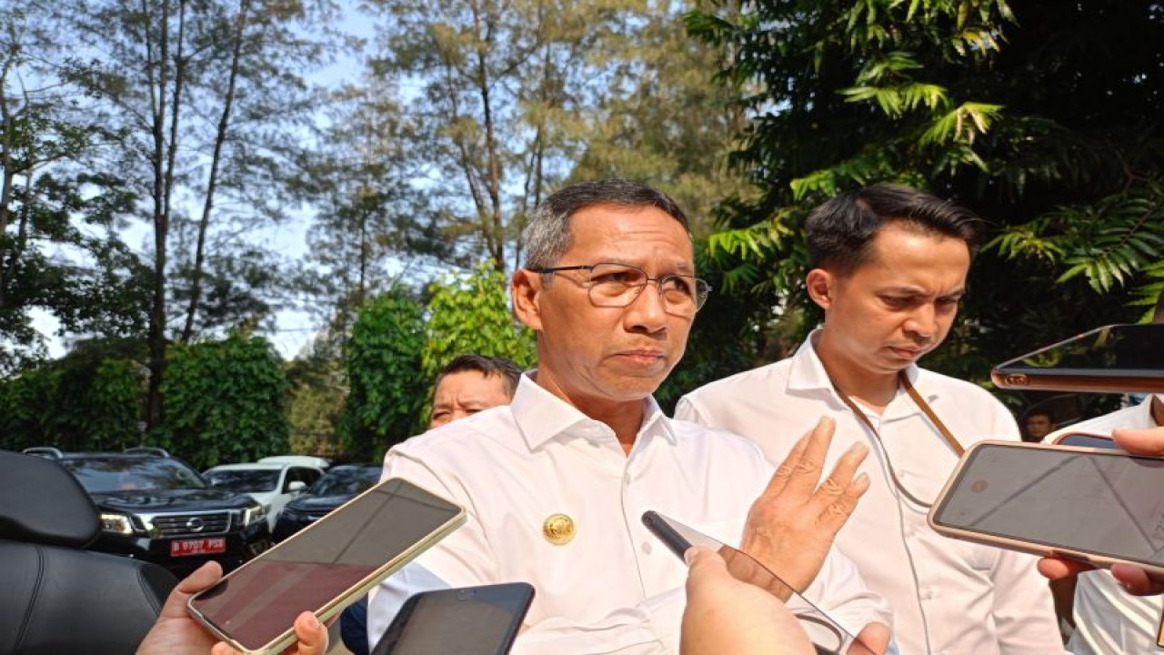 Penjabat (Pj) Gubernur DKI Jakarta Heru Budi Hartono usai evaluasi kinerja di Inspektorat Jenderal (Itjen) Kementerian Dalam Negeri (Kemendagri), Jakarta Pusat, Kamis (10/8/2023). (ANTARA/Siti Nurhaliza)