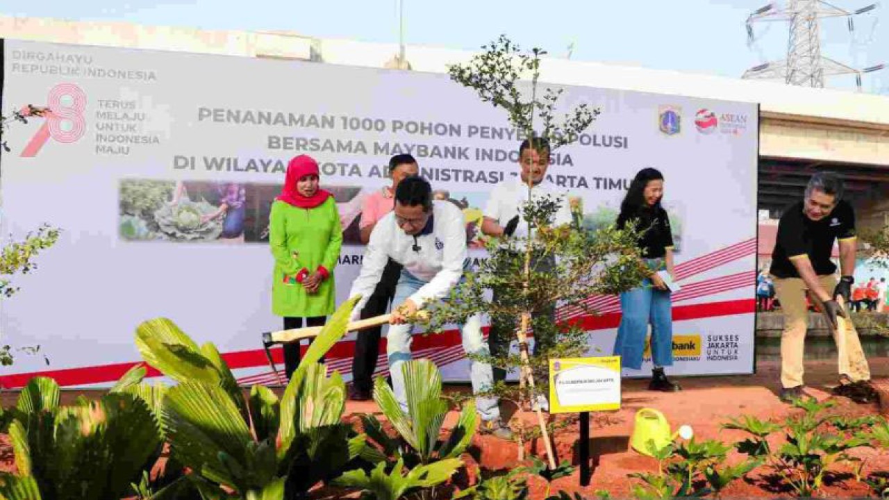 Penjabat (Pj) Gubernur DKI Jakarta Heru Budi Hartono menanam pohon di kolong Tol Becakayu, Duren Sawit, Jakarta Timur, Sabtu (19/8/2023). ANTARA/Ho/PPID DKI Jakarta