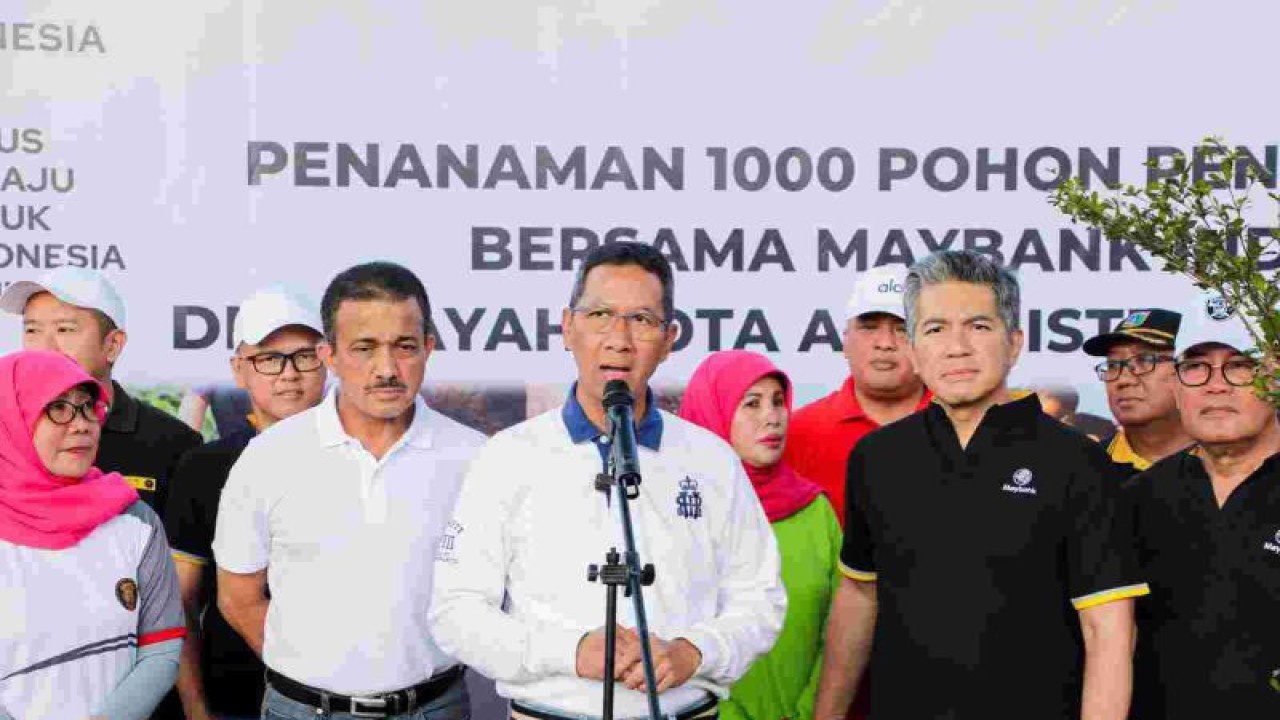 Penjabat Gubernur DKI Jakarta Heru Budi Hartono melakukan konferensi pers usai penanaman pohon di kolong Tol Becakayu, Duren Sawit, Jakarta Timur, Sabtu (19/8/2023). ANTARA/HO-PPID Jakarta