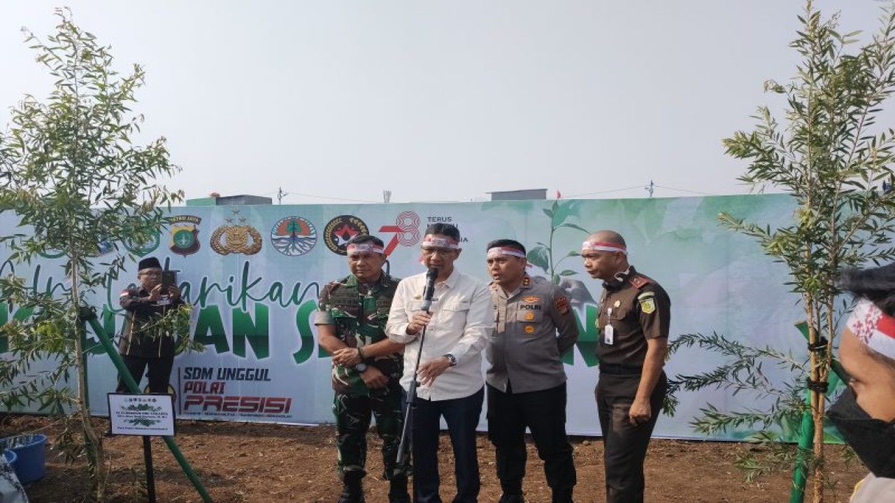Pj Gubernur DKI Jakarta Heru Budi Hartono bersama Kapolda Metro Jaya Irjen Karyoto, Pangdam Jaya Mayjen Mohamad Hasan dan Kepala Kejaksaan Tinggi (Kajati) DKI Jakarta Reda Manthovani menanam pohon di bantaran utara Kali Mookevart, tepatnya di seberang Mapolsek Kalideres, Jakarta Barat, Rabu (23/8/2023). ANTARA/Risky Syukur
