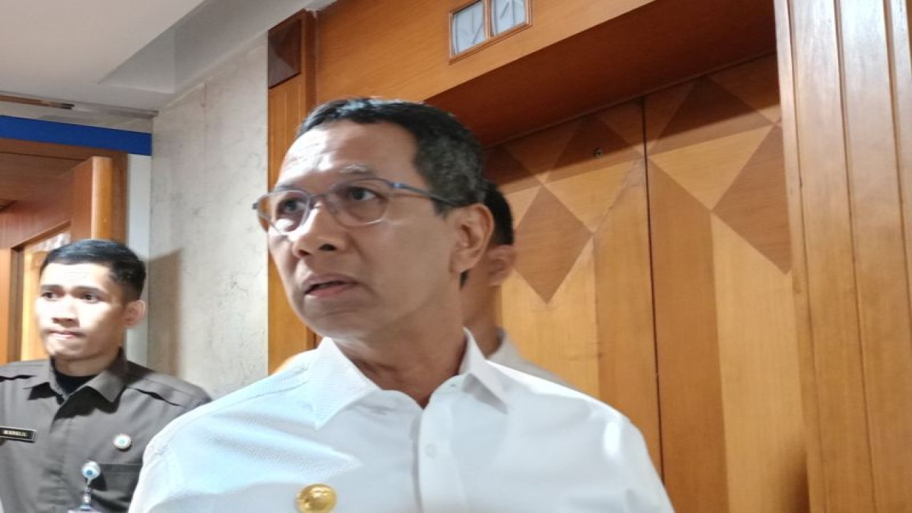 Penjabat (Pj) Gubernur DKI Jakarta Heru Budi Hartono di Balai Kota DKI, Jakarta Pusat, Kamis (24/8/2023). (ANTARA/Siti Nurhaliza)