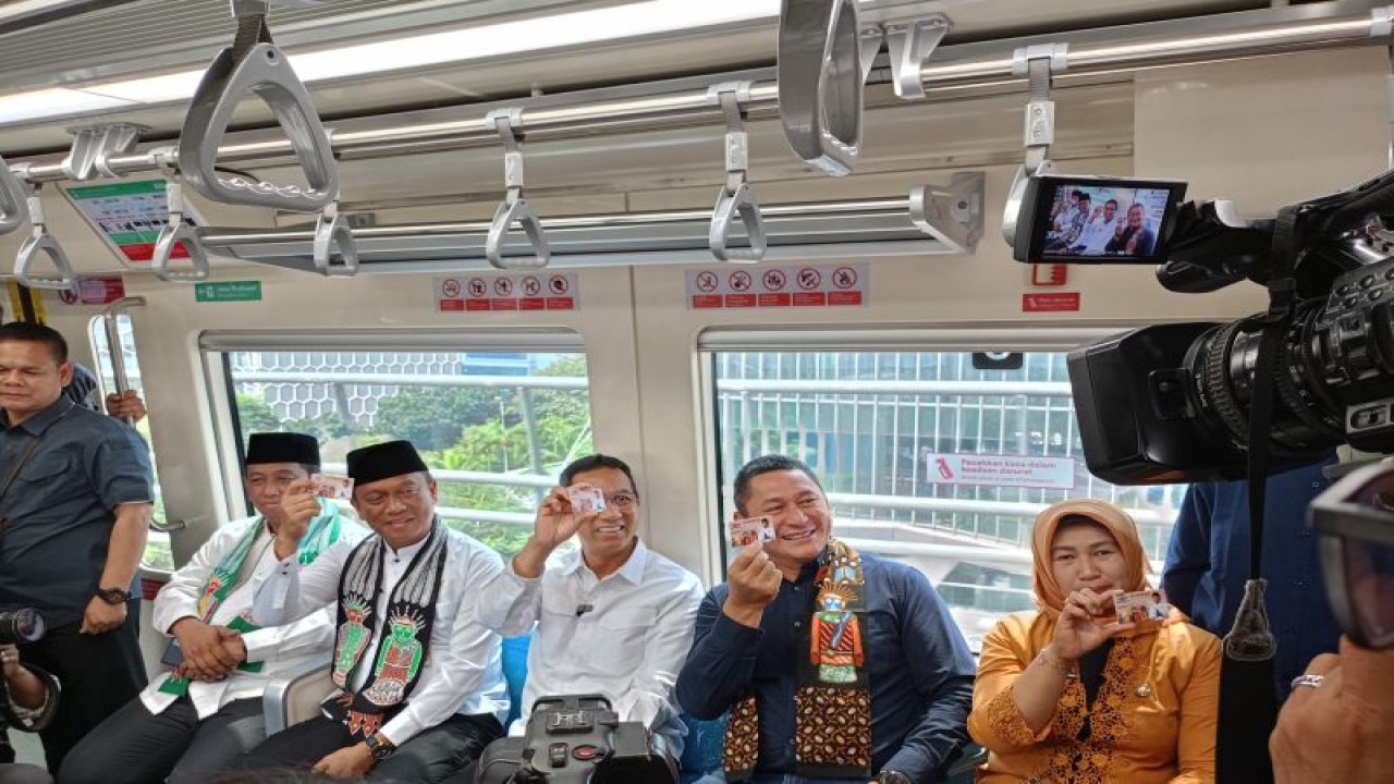Penjabat (Pj) Gubernur DKI Jakarta Heru Budi Hartono menjajal Lintas Raya Terpadu Jakarta, Bogor, Depok, Bekasi (LRT Jabodebek) bersama jajaran Pemerintah Provinsi (Pemprov) DKI Jakarta, Jumat (25/8/2023). (ANTARA/Siti Nurhaliza)