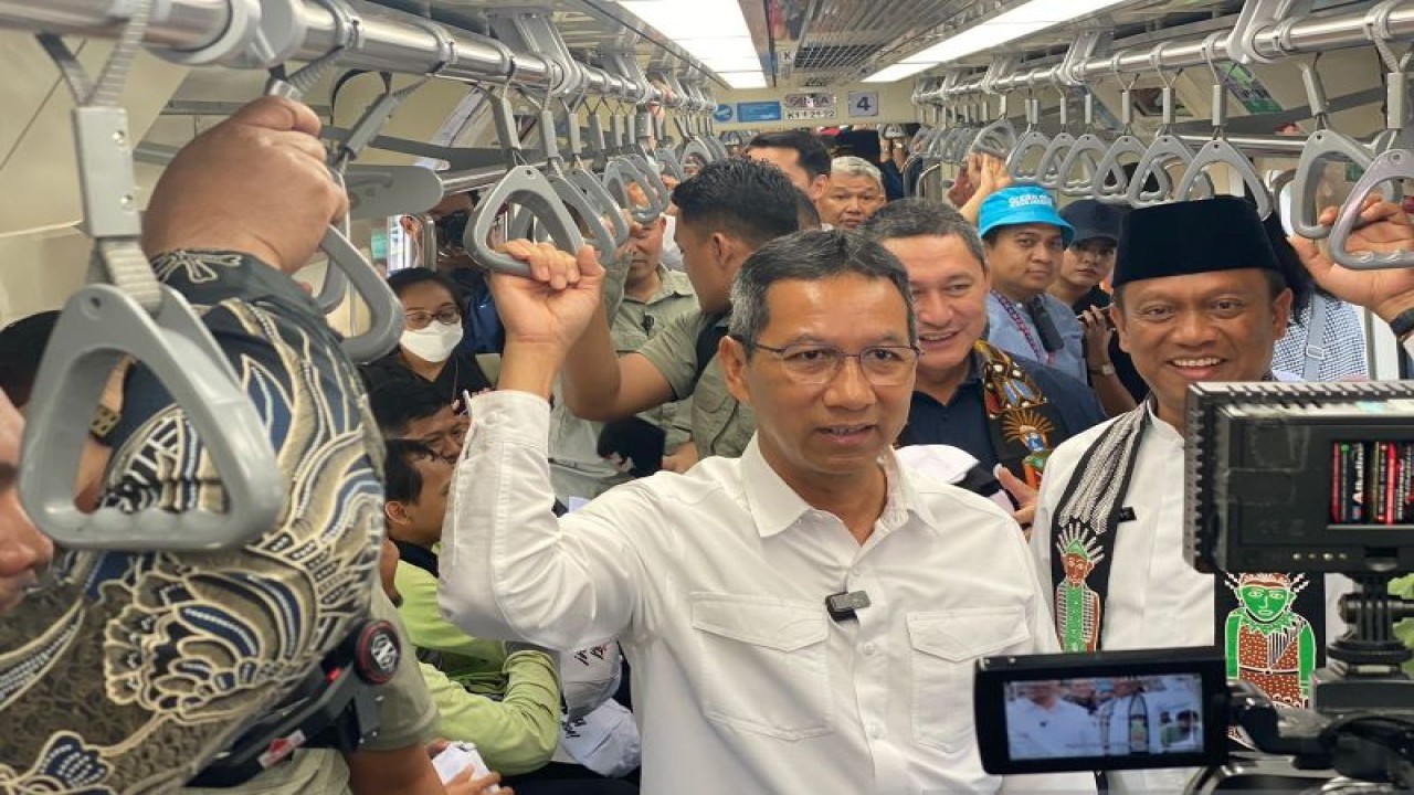 Penjabat (Pj) Gubernur DKI Jakarta Heru Budi Hartono saat menaiki LRT Jabodebek, Jumat (25/8/2023). (ANTARA/Siti Nurhaliza)