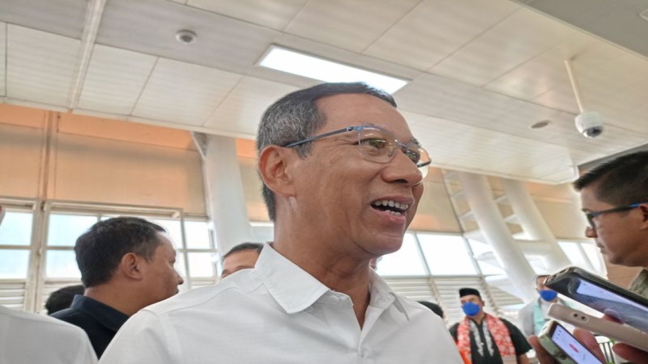 Penjabat (Pj) Gubernur DKI Jakarta, Heru Budi Hartono di Stasiun LRT Jatimulya, Bekasi usai mengecek LRT Jabodebek, Jumat (25/8/2023). (ANTARA/Siti Nurhaliza)
