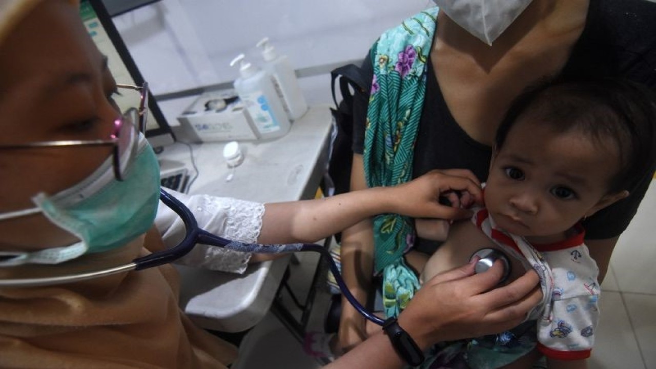 Arsip Foto - Dokter memeriksa kesehatan pasien bergejala Infeksi Saluran Pernapasan Akut (ISPA) di Puskesmas Kecamatan Mampang Prapatan, Jakarta Selatan, Jumat (11/8/2023). Dinas Kesehatan DKI Jakarta menyebut selain akibat polusi udara yang memburuk di Jakarta, penyakit ISPA dipengaruhi juga oleh perubahan iklim. Berdasarkan data dua bulan terakhir terdapat peningkatan kasus dari 99.130 kasus di bulan Mei 2023 menjadi 102.475 kasus di bulan Juni. ANTARA FOTO/Indrianto Eko Suwarso/nym.