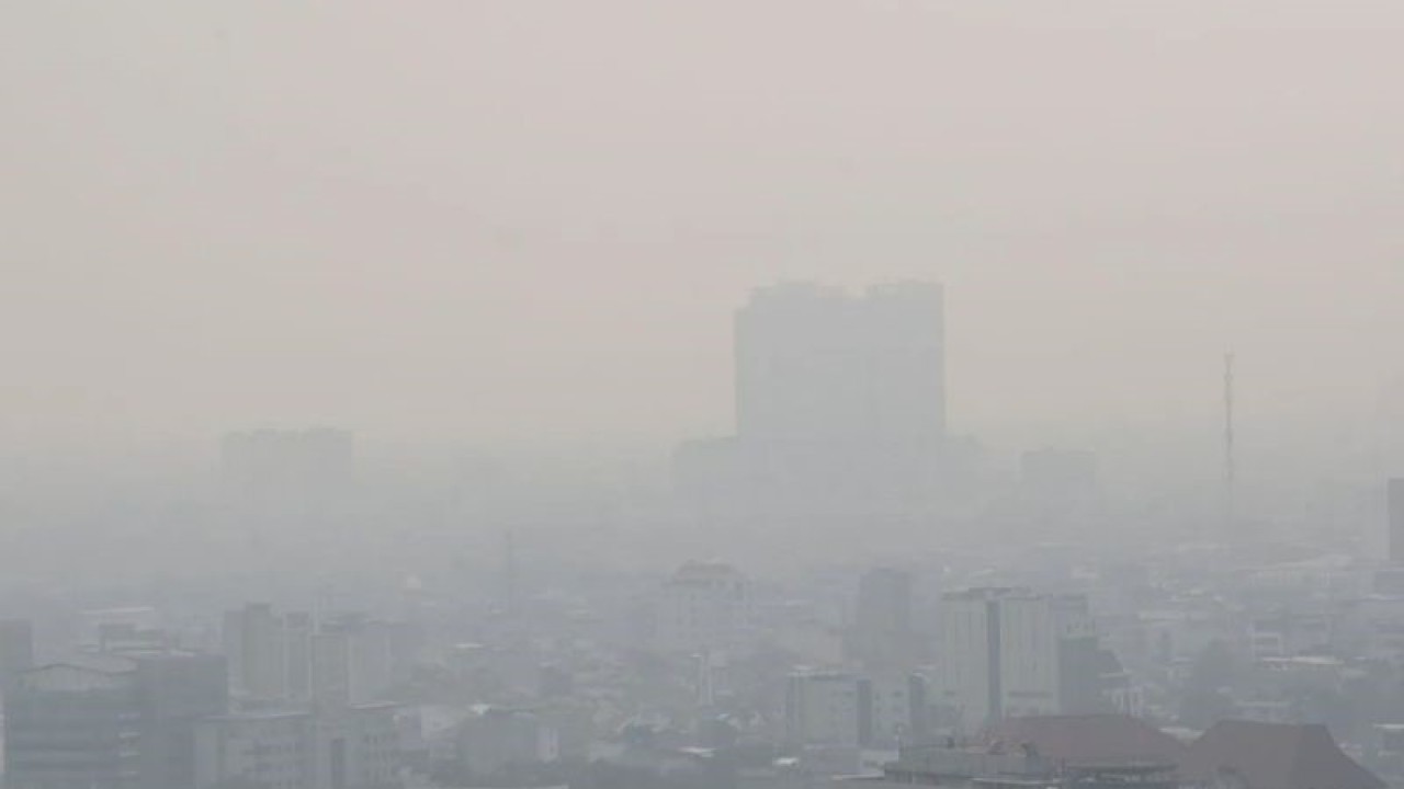 Arsip Foto - Suasana gedung-gedung bertingkat yang tertutup oleh kabut polusi di Jakarta, Selasa (25/7/2023). Berdasarkan data IQAir Jakarta pukul 16.29 WIB, Jakarta tercatat menjadi kota dengan kualitas udara dan polusi terburuk di dunia dengan nilai indeks 168 atau masuk kategori tidak sehat. (ANTARA FOTO/Akbar Nugroho Gumay/nym/pri)