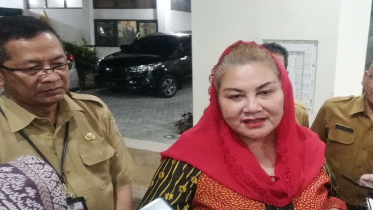 Wali Kota Semarang Hevearita Gunaryanti Rahayu, didampingi Kepala Disbudpar Kota Semarang Wing Wiyarso. (ANTARA/Zuhdiar Laeis)