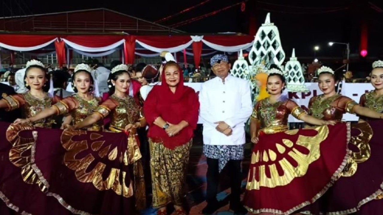 Wali Kota Semarang Hevearita Gunaryanti Rahayu, didampingi Kepala Dinas Kebudayaan dan Pariwisata Kota Semarang Wing Wiyarso. ANTARA/Zuhdiar Laeis