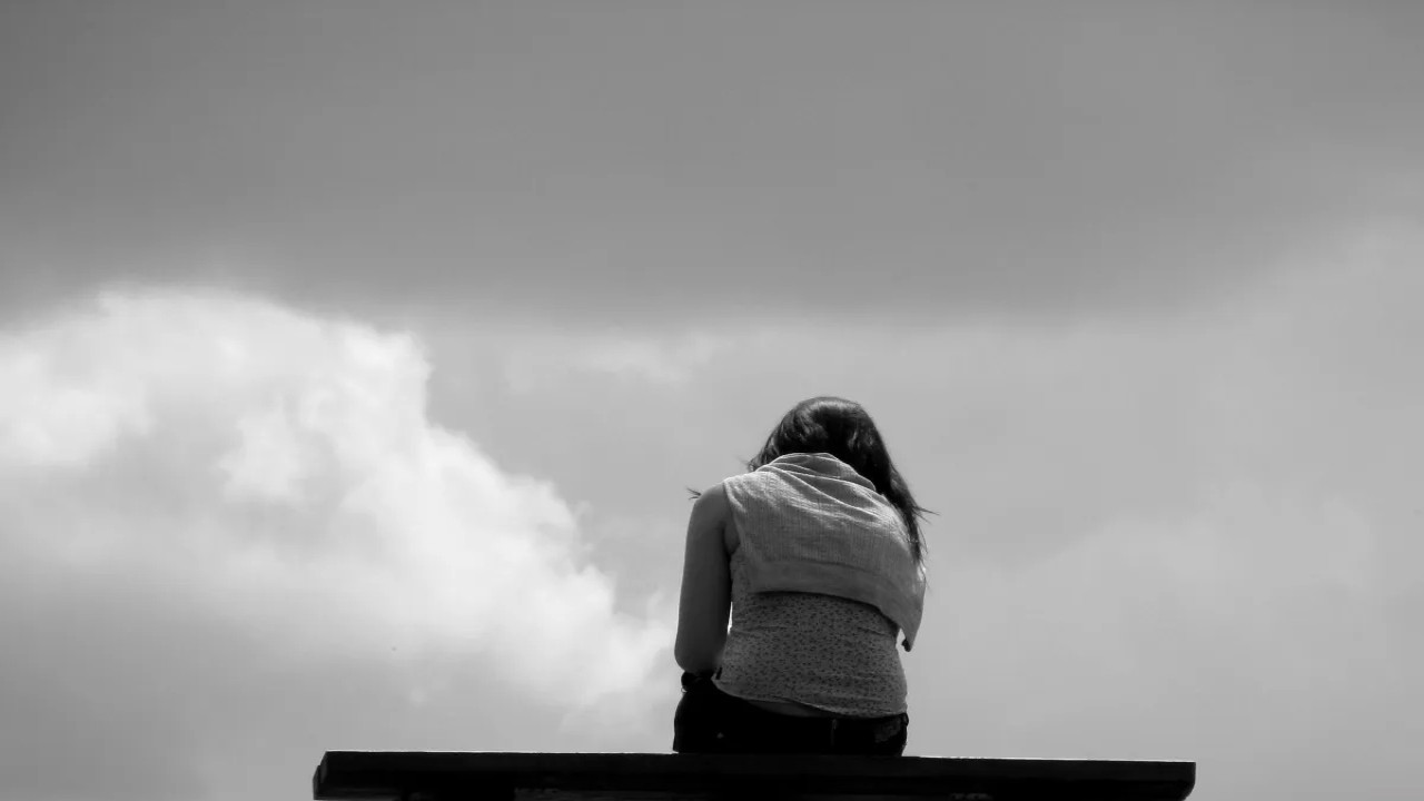 Ilustrasi seseorang sedang duduk sendiri.