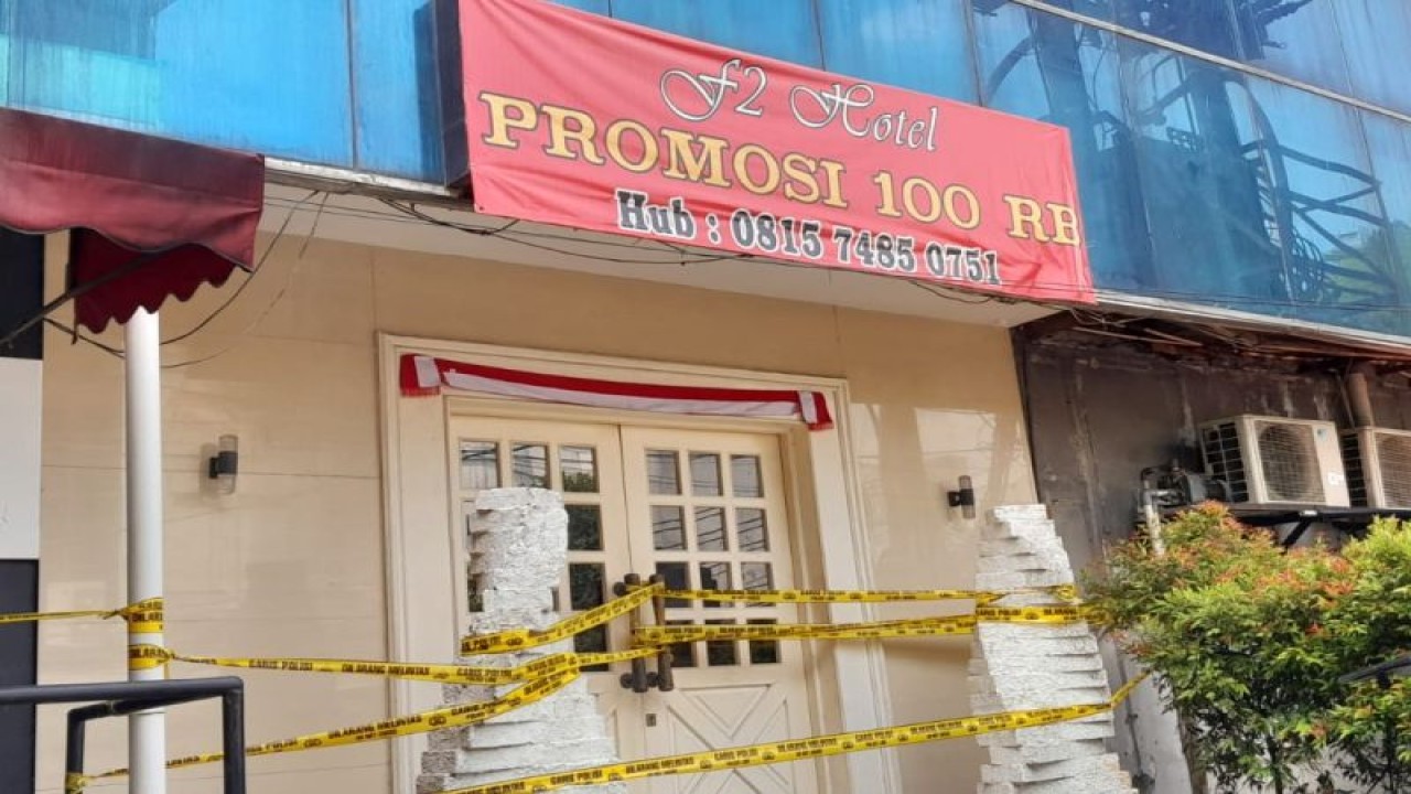 Lokasi di depan hotel yang terbakar pada Kamis (18/8) telah dipasang garis polisi, di Jalan Panglima Polim V No.2 RT.01 RW.05 Kelurahan Melawai, Kecamatan Kebayoran Baru, Jakarta Selatan, Jumat (18/8/2023). ANTARA/HO-Gulkarmat Jaksel.