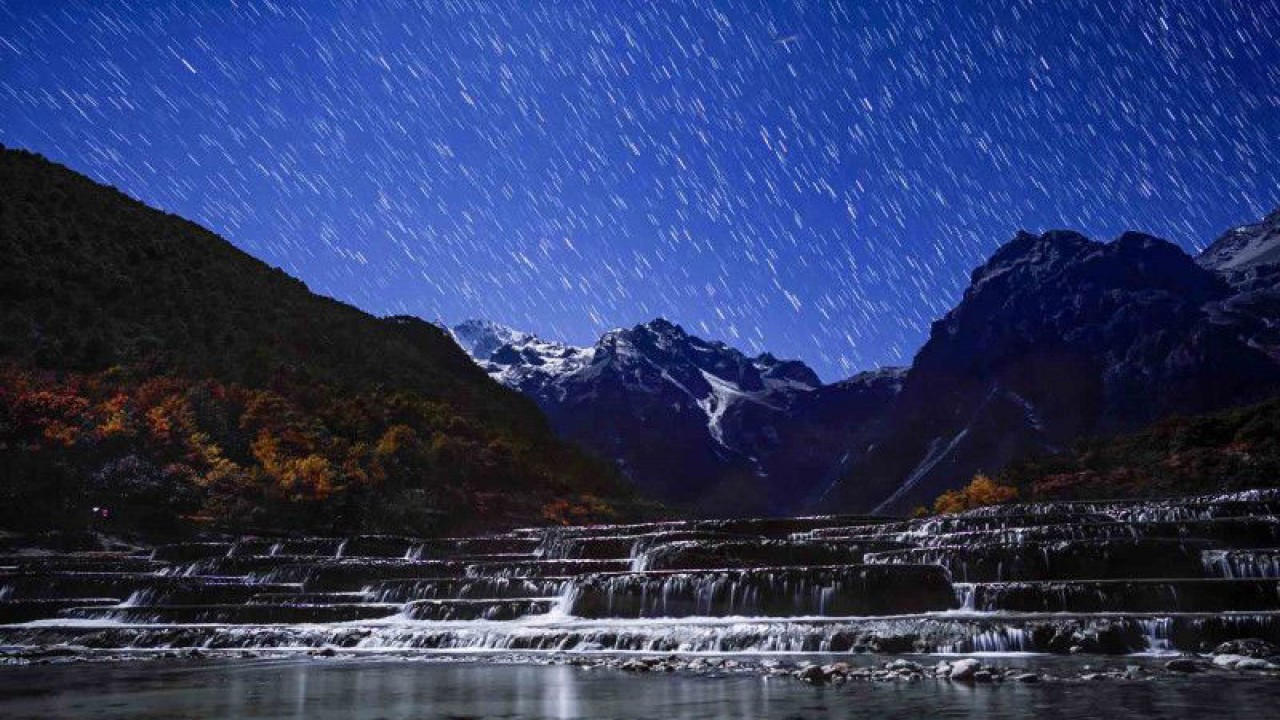Ilustrasi: Hujan meteor Geminid menghiasi langit di atas Gunung Salju Yulong, Kota Lijiang, Provinsi Yunnan, China Barat Daya, Senin (13/12/2021). . ANTARA FOTO/Xinhua/Jiang Wenyao/wsj.