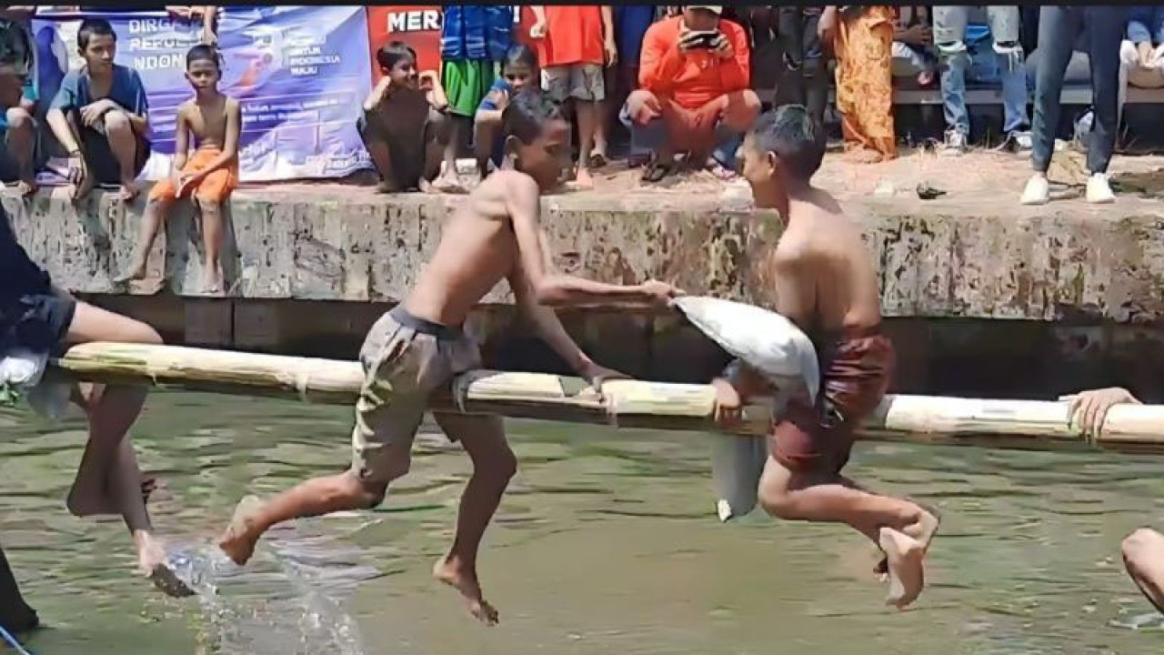 Dua orang peserta mengikuti lomba gebuk bantal di wilayah RW 02 Kelurahan Cipinang Melayu, Kecamatan Makasar, Jakarta Timur, Kamis (17/8/2023) dalam memeriahkan HUT Ke-78 Kemerdekaan Republik Indonesia. ANTARA/Syaiful Hakim