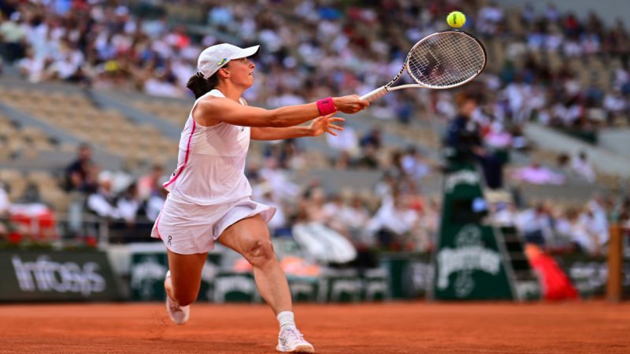 Petenis Polandia Iga Swiatek saat tampil di Paris 8 Juni 2023. (ANTARA/AFP/EMMANUEL DUNAND)