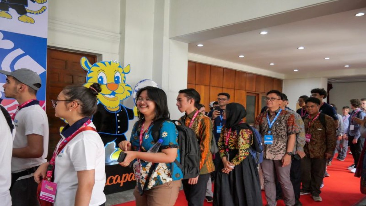 Peserta ajang International Geography Olympiad (iGeo) 2023 di Bandung, Jawa Barat, Kamis (10/8/2023). (ANTARA/HO-Kemendikbudristek)