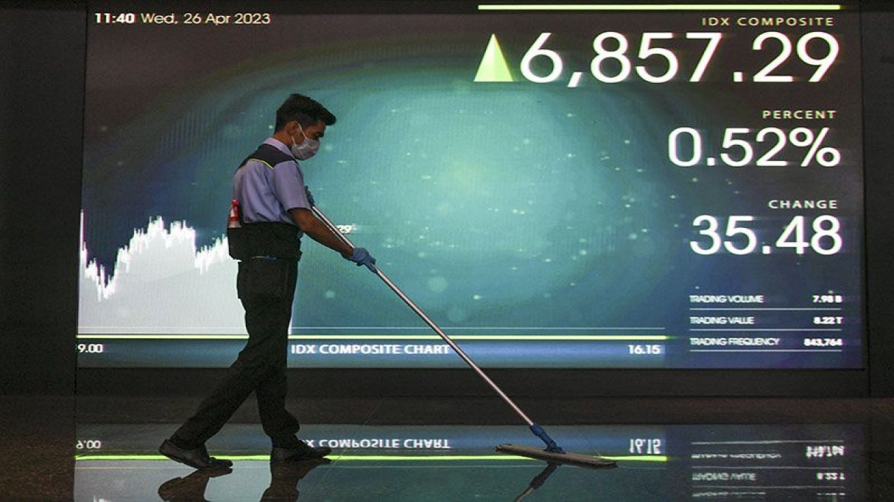 Ilustrasi - Pekerja membersihkan lantai di depan layar yang menampilkan pergerakan Indeks Harga Saham Gabungan (IHSG) di Bursa Efek Indonesia, Jakarta, Rabu (26/4/2023). ,ANTARA FOTO/Hafidz Mubarak A/foc/pri. (ANTARA FOTO/Hafidz Mubarak A/Hafidz Mubarak A)