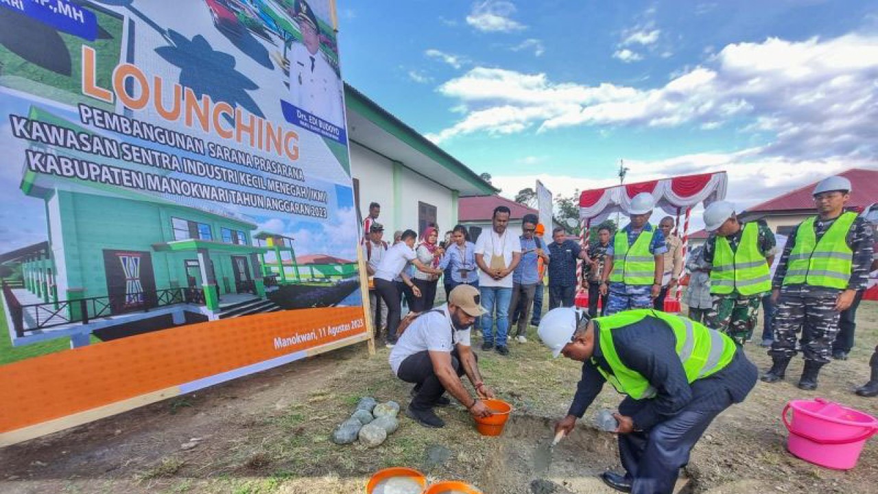 Bupati Manokwari Hermus Indou saat meletakkan batu pertama pembangunan Sentra IKM di Manokwari, Jumat (11/8/2023). ANTARA/Ali Nur Ichsan