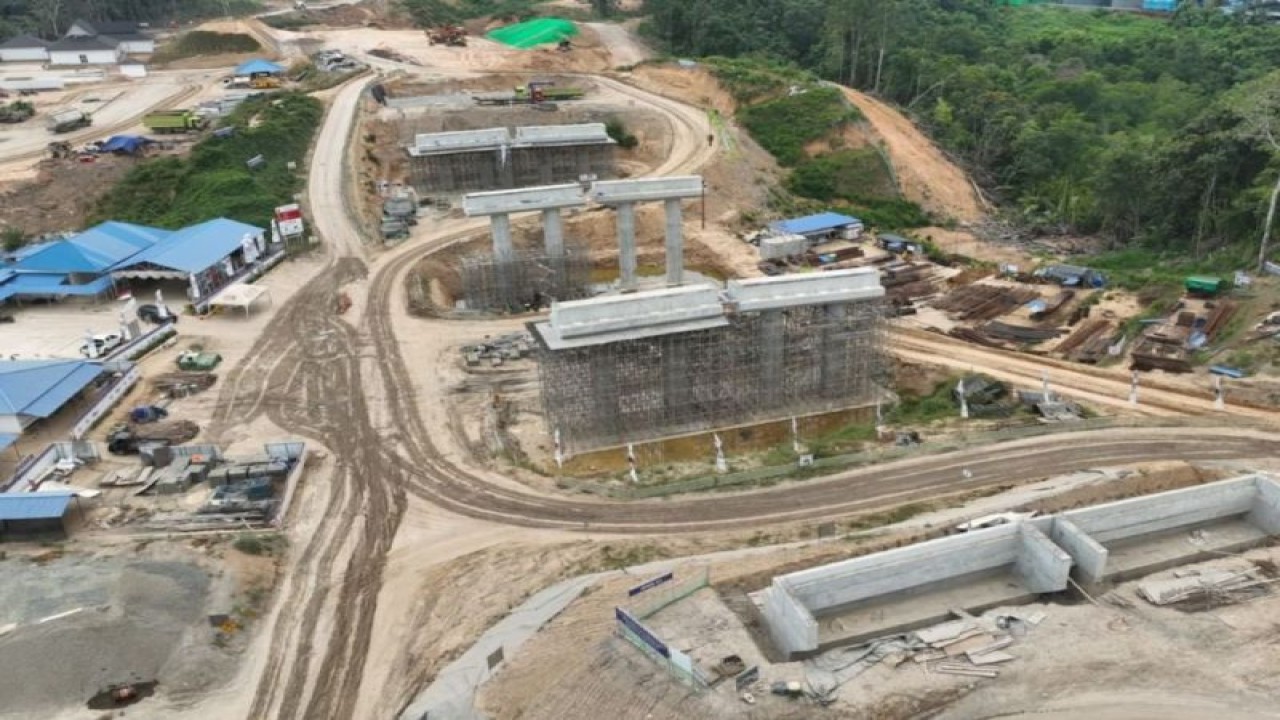 Pembangunan jalan tol menuju Ibu Kota Negara (IKN) Nusantara di Kalimantan Timur. ANTARA/HO-Kementerian PUPR