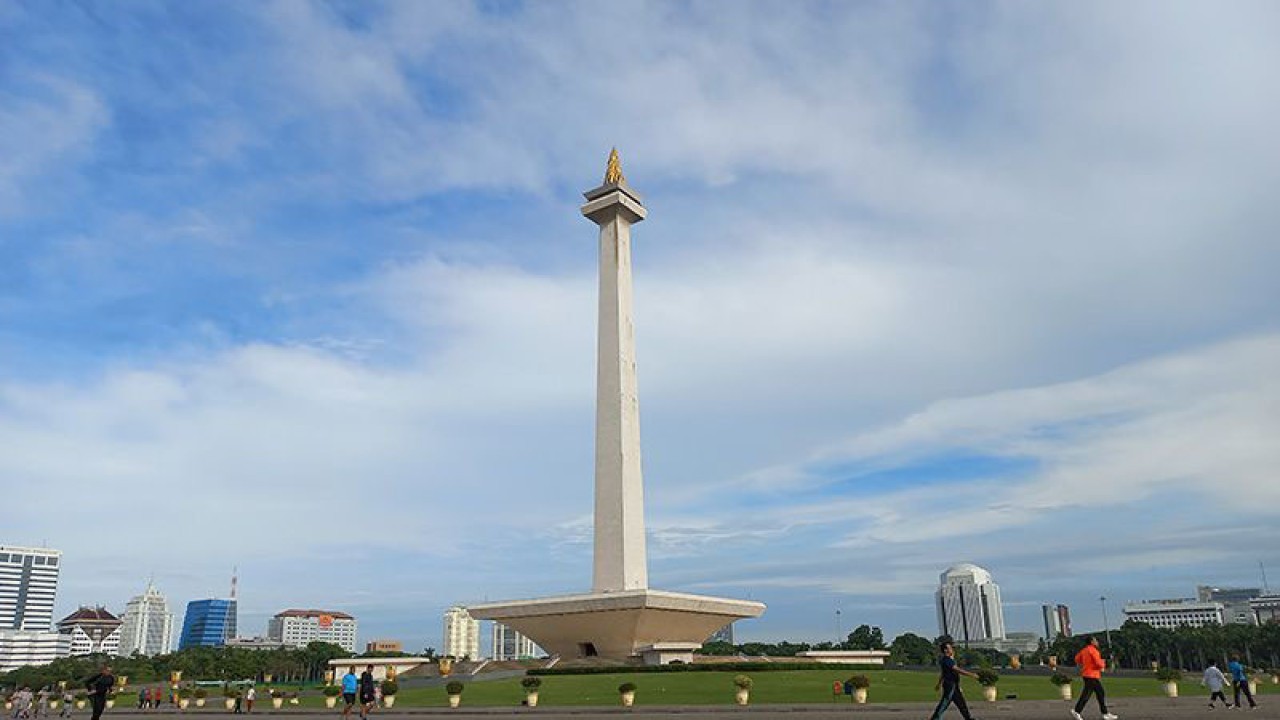 Ilustrasi - Warga berolahraga pagi di kawasan Monumen Nasional Jakarta saat cuaca cerah berawan. ANTARA/Maryati/aa.