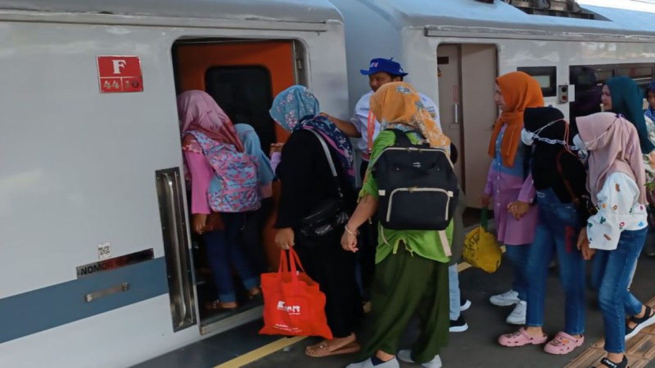 Ilustrasi - Penumpang naik kereta api di Stasiun Kroya, Kabupaten Cilacap. ANTARA/HO-KAI Purwokerto