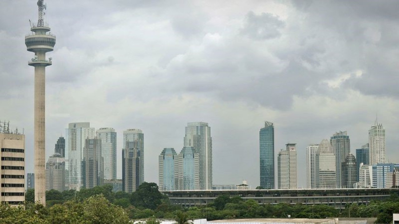 Ilustrasi - Awan menyelimuti Kota Jakarta. FOTO ANTARA/Yudhi Mahatma/ama/aa.