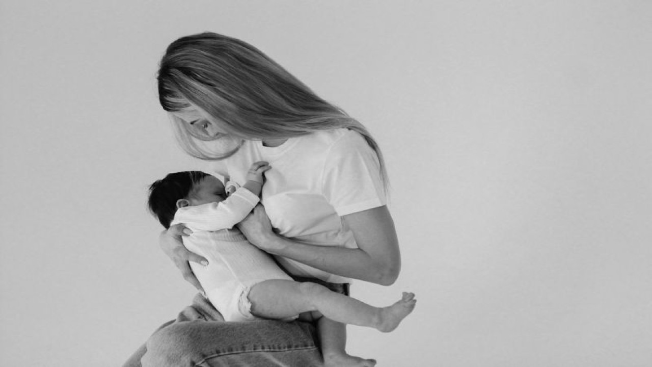 Ilustrasi ibu menyusui bayinya (ANTARA/Pexels/ALINA MATVEYCHEVA)