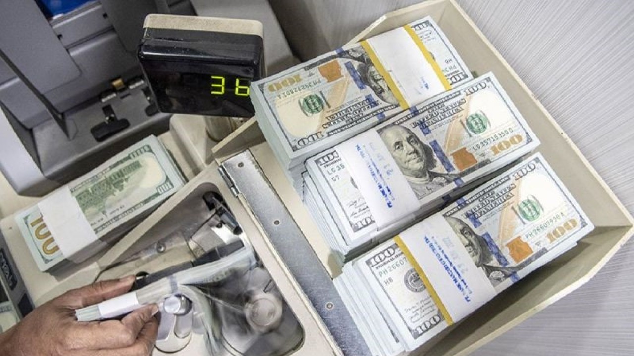 Ilustrasi - Petugas bank menghitung uang dolar. (ANTARA FOTO/Muhammad Adimaja/YU/aa.)