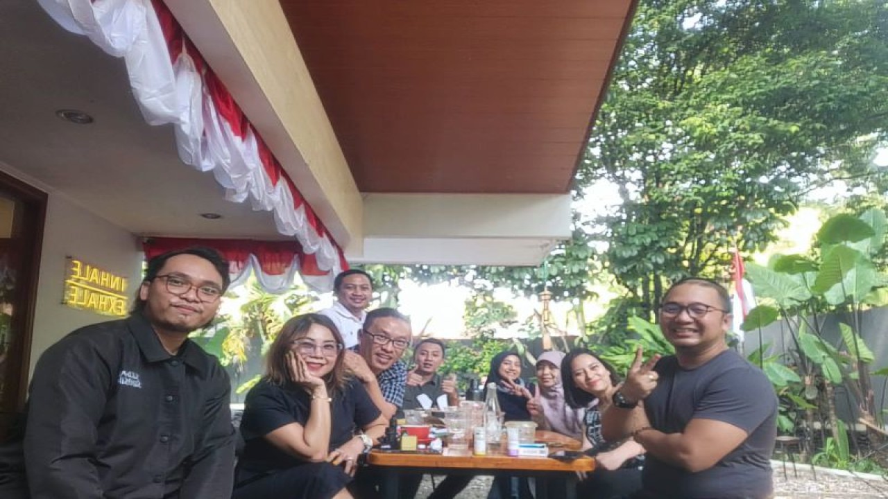 Ilustrasi sejumlah warga menikmati kuliner bersama (ANTARA/HO- Dokumentasi Rudy Harjanto)