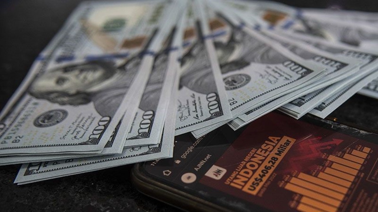 Ilustrasi - Tumpukan uang dolar AS berada di gerai penukaran mata uang asing di Jakarta. ANTARA FOTO/Muhammad Adimaja/foc/pri.