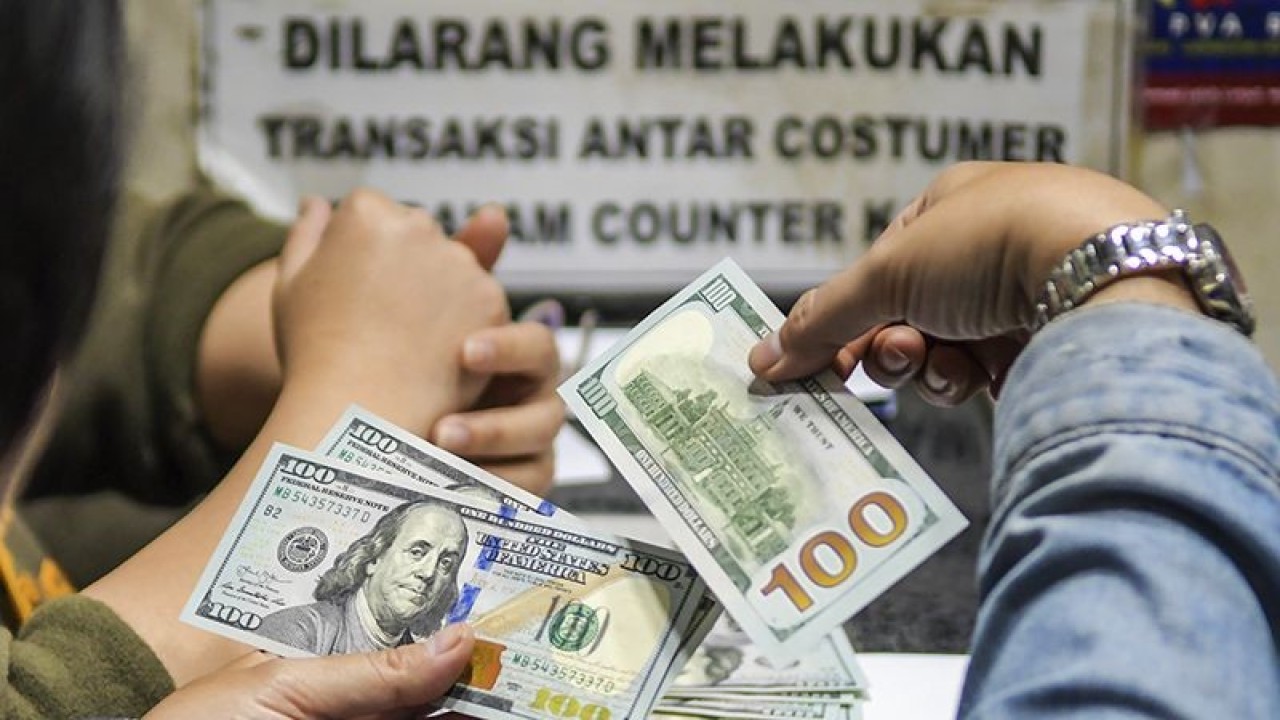 Ilustrasi - Warga menukarkan mata uang dolar AS di sebuah gerai money changer di Jakarta. ANTARA FOTO/Galih Pradipta/wsj/aa.