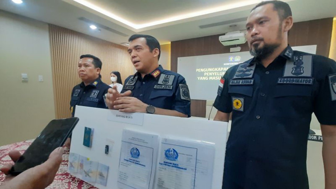 Direktur Pengawasan dan Penindakan Keimigrasian Surya Mataram, Direktur Jenderal Imigrasi Silmy Karim dan Koordinator Penyidikan Keimigrasian Hajar Aswad (ki-ka) dalam konferensi pers "Pengungkapan Tersangka Kasus Penyelundupan Manusia Masuki Proses Peradilan di Gedung Ditjen Imigrasi, Jakarta, Rabu (2/8/2023). (ANTARA/Narda Margaretha Sinambela)