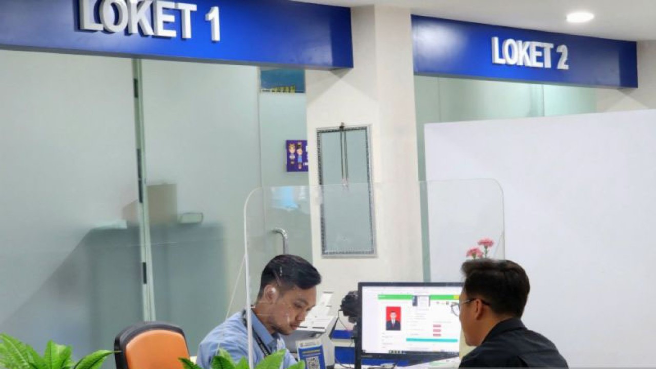 Suasana kegiatan pelayanan di Kantor Imigrasi Semarang, Jumat (4/8/2023). ANTARA/ I.C.Senjaya.