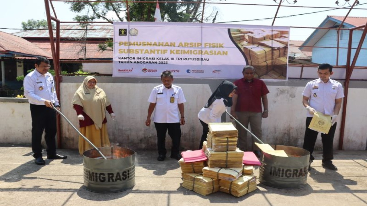 Kantor Imigrasi Kelas III Putussibau, Kapuas Hulu Provinsi Kalimantan Barat memusnahkan 21.032 berkas yang merupakan arsip tahun 2015 hingga 2020. ANTARA/HO-Humas Imigrasi Putussibau (Teofilusianto Timotius)